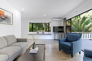 Unclassified image, 2 of 32, button - Green Family 5BR Retreat in Wattle Downs w Yard (Auckland South)