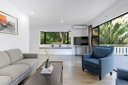 Green Family 5BR Retreat in Wattle Downs w Yard