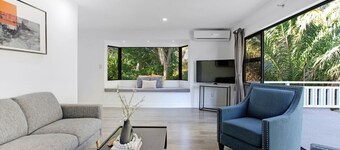 Green Family 5BR Retreat in Wattle Downs w Yard