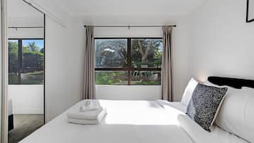 5 bedrooms, iron/ironing board, free WiFi, bed sheets