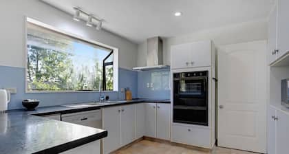 Green Family 5BR Retreat in Wattle Downs w Yard