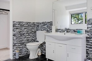 Unclassified image, 2 of 32, button - Green Family 5BR Retreat in Wattle Downs w Yard (Auckland South)