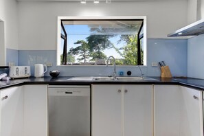 Frigorífico, microondas, horno y placa de cocina