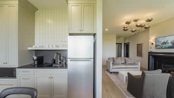 2-Bedroom Suite | 2 Kings, Kitchenette, Fireplace | Cocina básica privada | Frigorífico, microondas, lavavajillas y utensilios de cocina