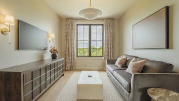 1-Bedroom Suite | 1 King, Kitchenette | Living room | TV