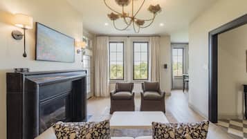 2-Bedroom Suite | 2 Kings, Kitchenette, Fireplace | 客廳 | 電視