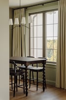 2-Bedroom Suite | 1 King, 2 Twins, Kitchenette, Fireplace | Comedor