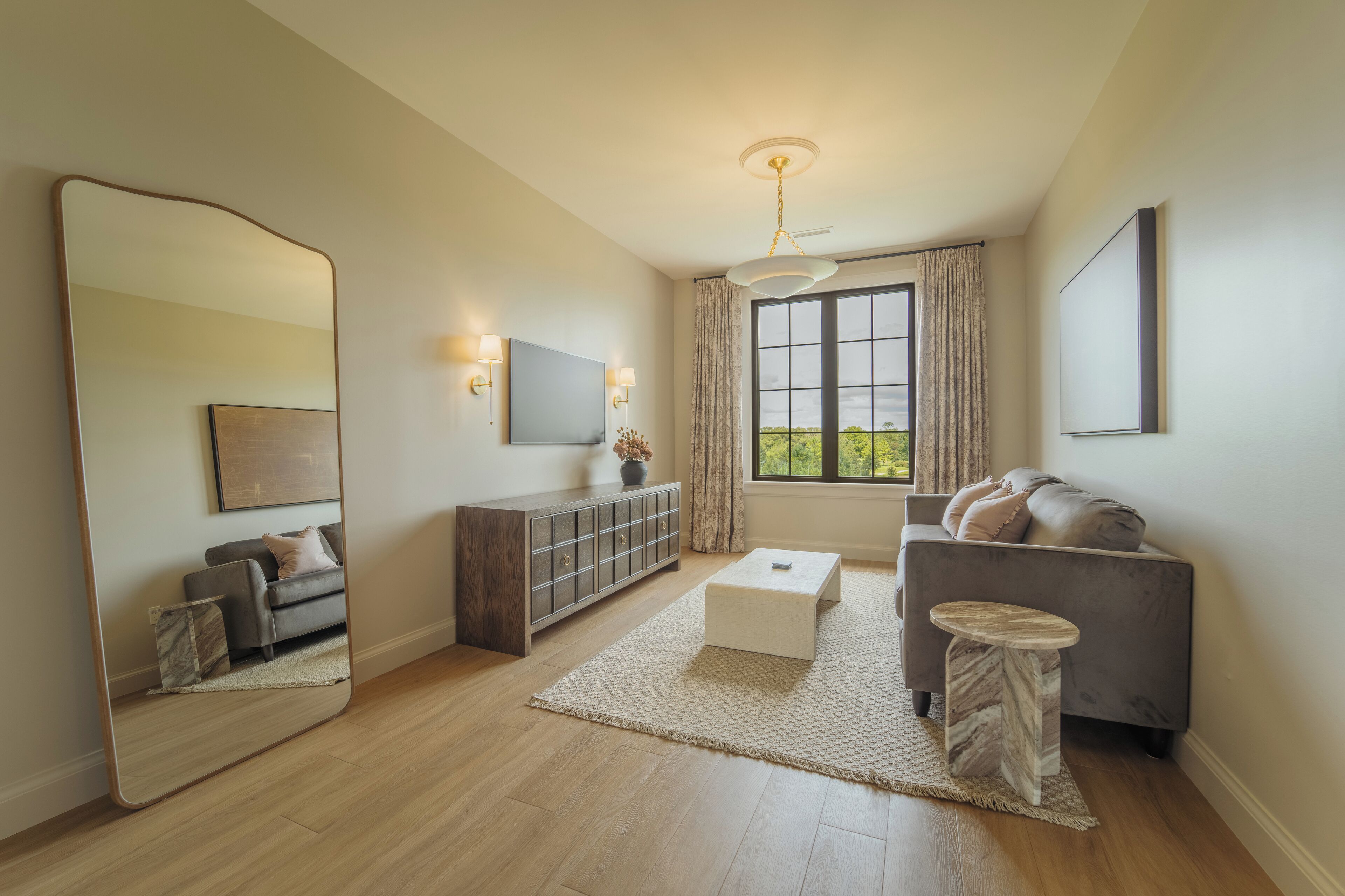 1-Bedroom Suite | 1 King, Kitchenette | Living room | TV