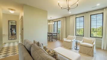 2-Bedroom Suite | 1 King, 2 Twins, Kitchenette, Fireplace | Soggiorno | TV