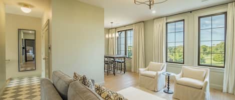 2-Bedroom Suite | 1 King, 2 Twins, Kitchenette, Fireplace | Wohnzimmer