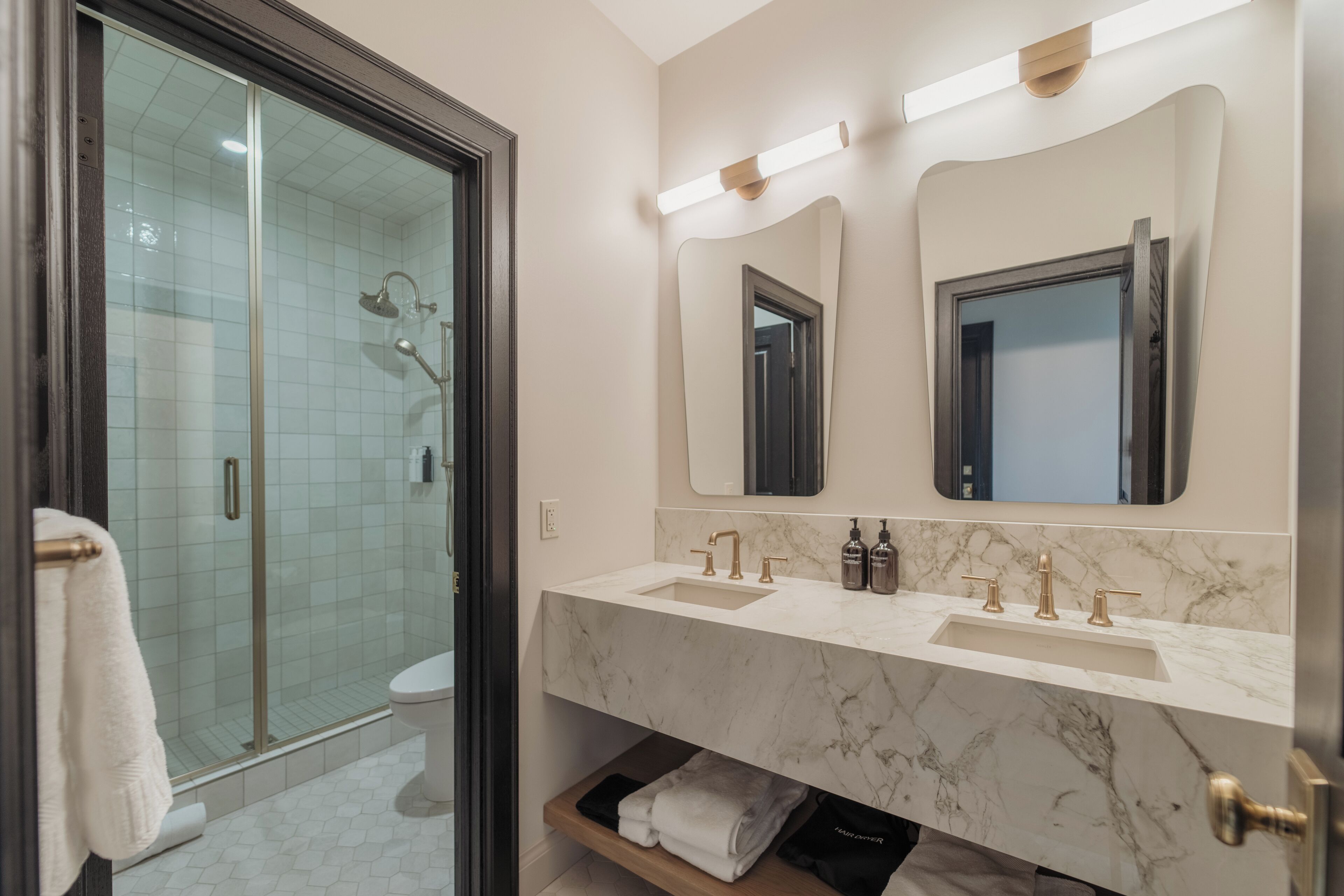 1-Bedroom Suite | 1 King, Kitchenette | Bathroom | Hair dryer, towels, soap, shampoo