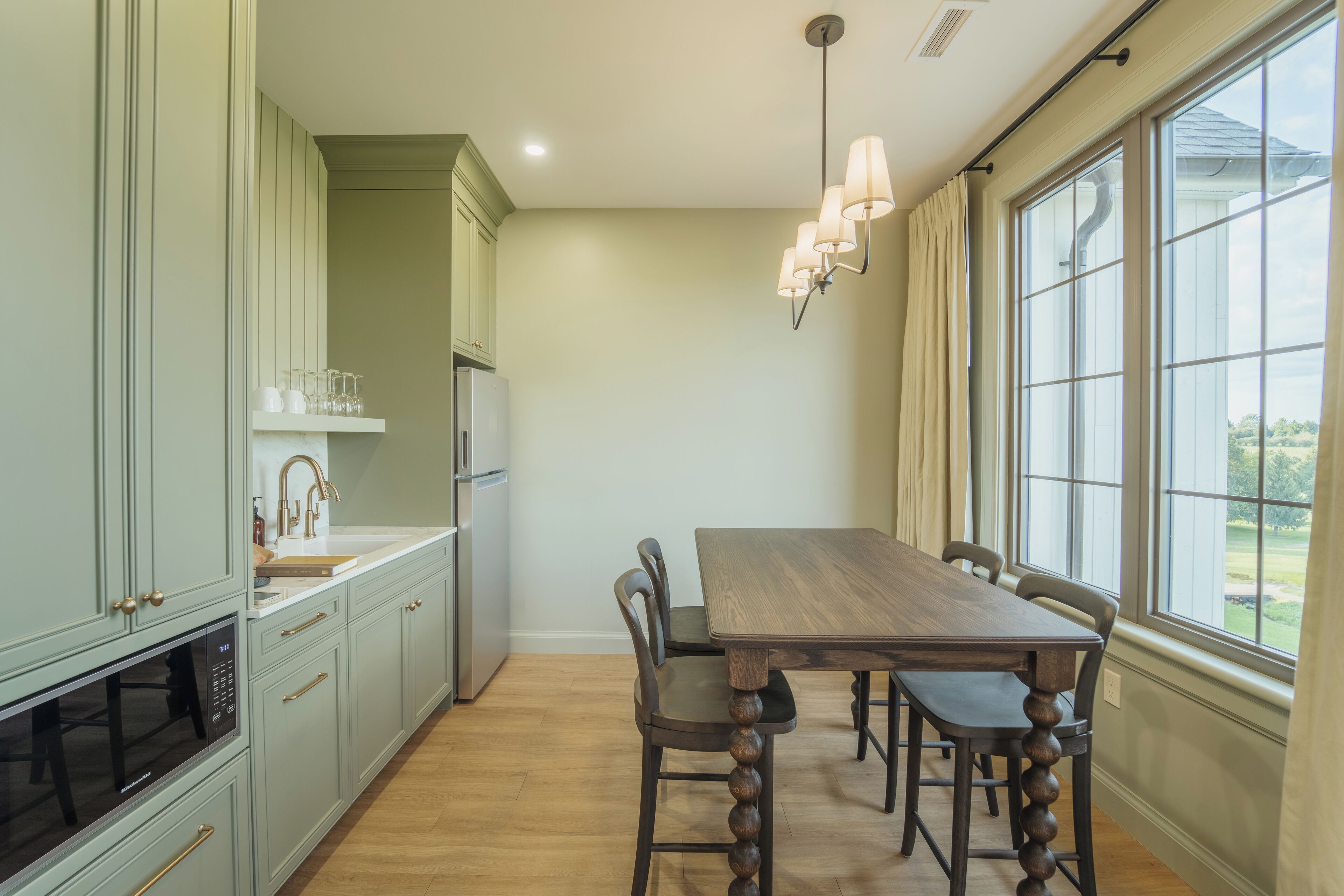 2-Bedroom Suite | 1 King, 2 Twins, Kitchenette, Fireplace | Dining room