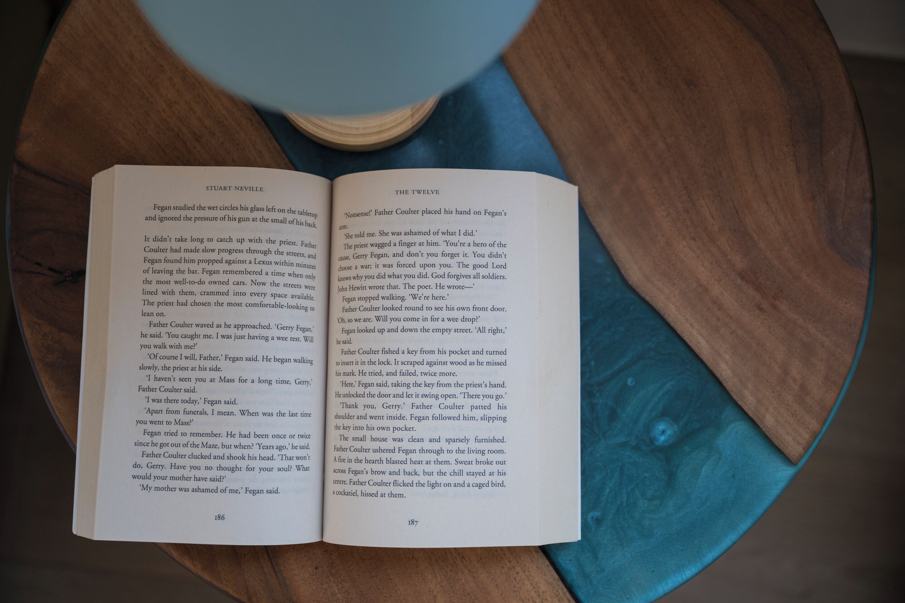 Ein offenes Buch auf einem Holztisch.