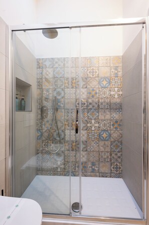 Dusche, kostenlose Toilettenartikel, Haartrockner, Bidet