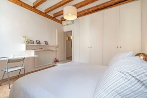 Apartment, Kanalblick | 2 Schlafzimmer, Bügeleisen/Bügelbrett, Babybetten, kostenloses WLAN