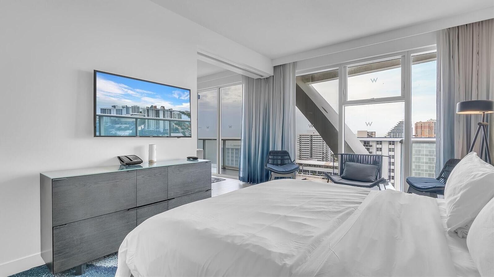 럭셔리 아파트, 발코니, 호수 전망 | 2 개의 침실, 고급 침구, 암막 커튼, 다리미/다리미판