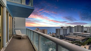 Apartamento de lujo, balcón, vistas al lago | Balcón