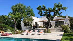 A modern house with a swimming pool, outdoor seating, and a well-maintained garden. - Villa Antassi  14 minute stroll to restaurants, wellness facilities, the beach (Grimaud)