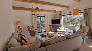 TV, books, video library, stereo - Villa Antassi 14 minute stroll to restaurants, wellness facilities, the beach (Grimaud)