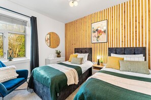 3 bedrooms, iron/ironing board, internet, bed sheets