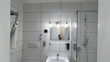 Dusche, Haartrockner, Handtücher, Seife