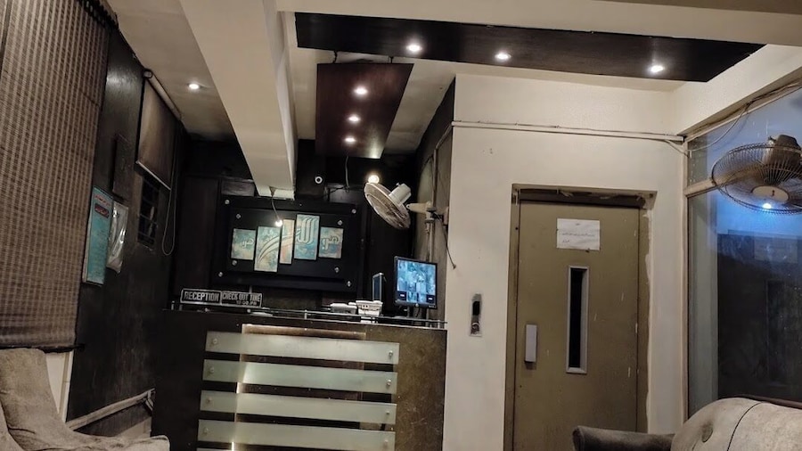 EXECUTIVE LODGES