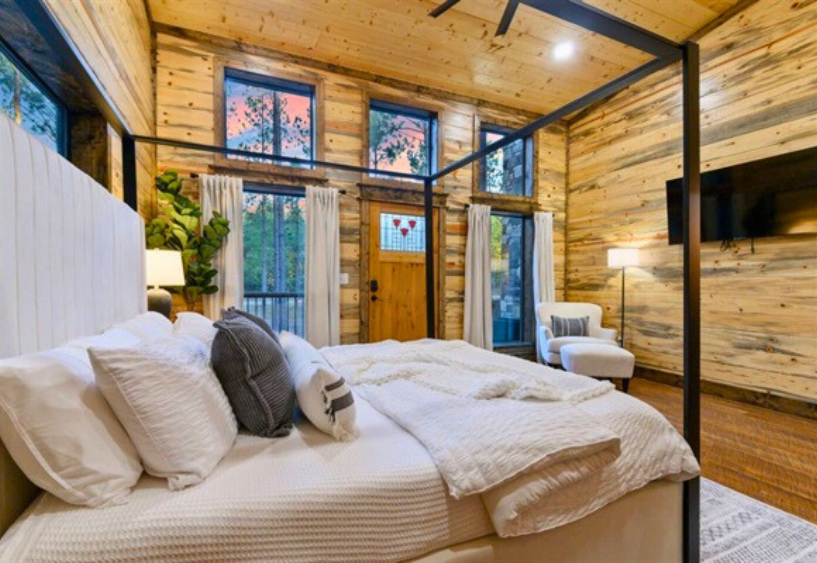 5 bedrooms, iron/ironing board, free WiFi, bed sheets