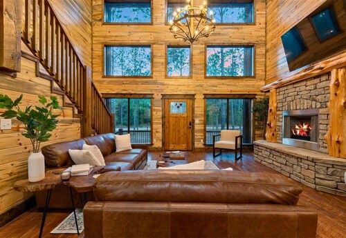Creekside Cabin w/2 Hot Tubs, Fire Pit, Playground