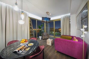 Luxury Suite with balcony and river view | Roupas de cama premium, camas com colchões pillow-top