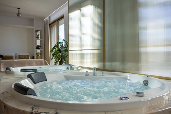 Apartment with jacuzzi | Peralatan tempat tidur premium, tilam berlapik
