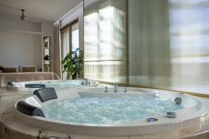 Apartment with jacuzzi | Roupas de cama premium, camas com colchões pillow-top