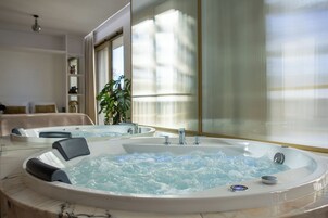 Apartment with jacuzzi | Premium bedding, pillowtop beds, individually decorated, blackout drapes