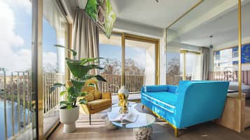 Suite with jacuzzi with river view | Living area