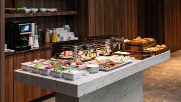 Café da manhã com buffet grátis todos os dias