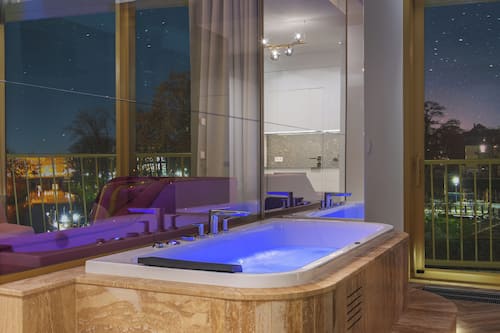 Suite with jacuzzi with river view | Literie de qualité, lit avec matelas à plateau-coussin
