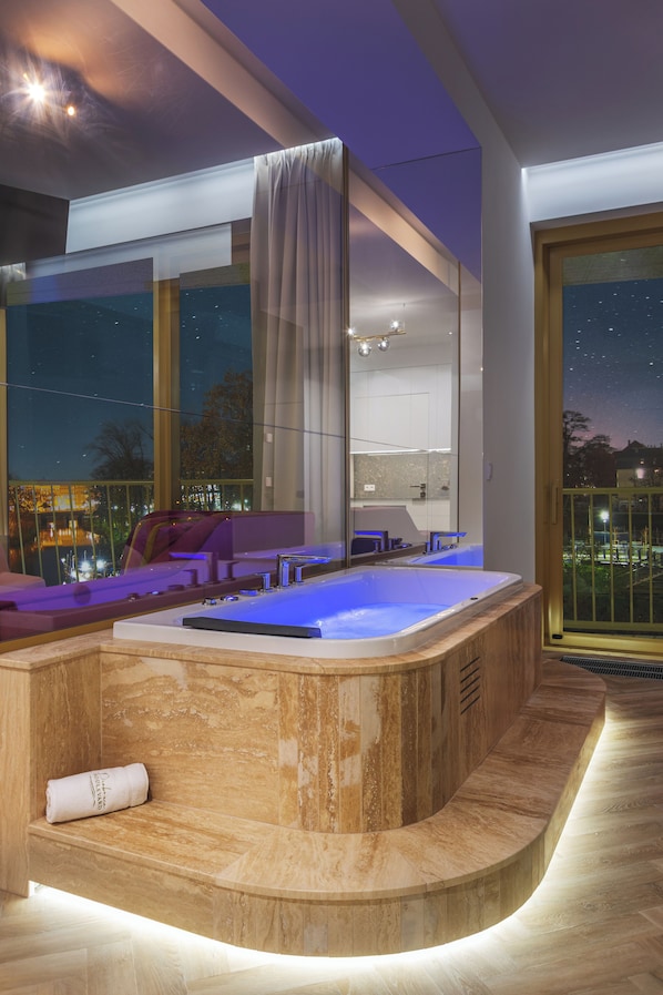 Suite with jacuzzi with river view | Roupas de cama premium, camas com colchões pillow-top