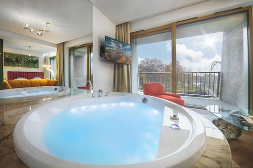 Apartment with jacuzzi Deluxe with river view | Premium bedding, pillow-top beds, individually decorated
