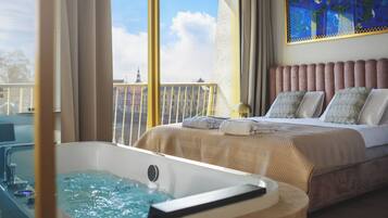 Suite with jacuzzi with river view | Sengetøy av topp kvalitet og senger med overmadrass