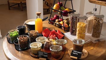 Frokost med lokale retter er inkludert hver dag