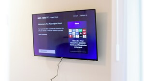 Ein flachbildfernseher an der Wand, der eine Roku-Oberfläche anzeigt.