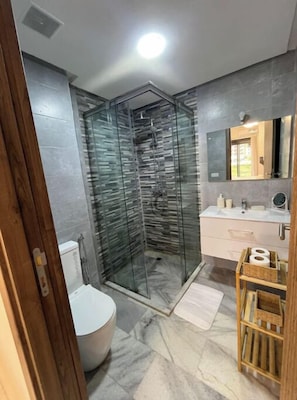 Dusche, Haartrockner, Handtücher, Seife