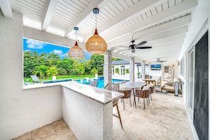 Outdoor dining - Heated Pool! Private Home+Bikes & Fire Pit! (Delray Beach)