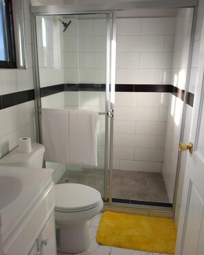 Suihku, pyyhkeet, saippua, vessapaperi