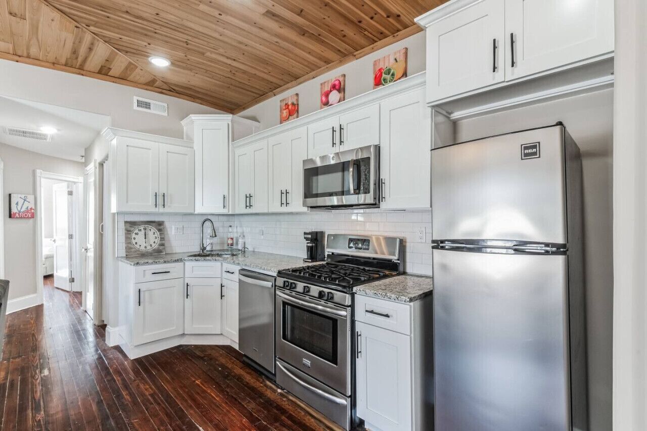 Een koelkast, een magnetron, een oven, een kookplaat