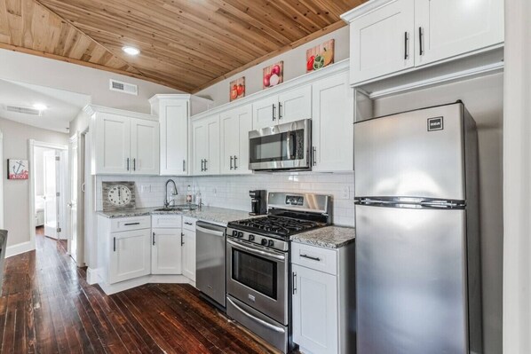 Køleskab, mikrobølgeovn, ovn, kogeplade