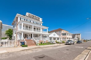 Exterior - Beach Block Beauty! Top-Floor Tranquility 3BR 3BA (Atlantic City)