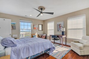 3 bedrooms, desk, WiFi, bed sheets