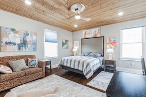 3 bedrooms, desk, WiFi, bed sheets