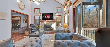 Una televisión, una chimenea, una oficina