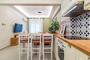 Frigorífico, horno, placa de cocina y lavavajillas